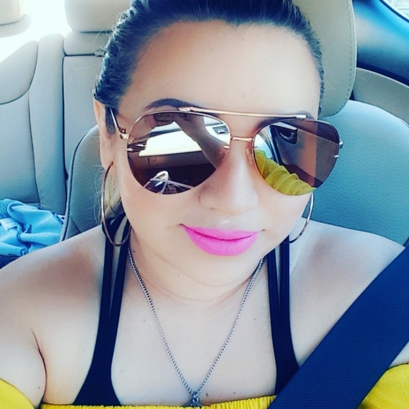 Meet your fellow posher!!! - Picture 2 of 7